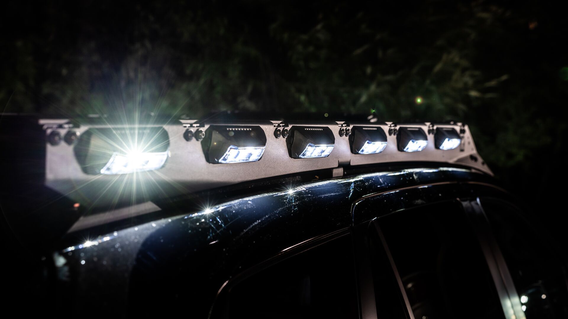 Dual colour lighting — white output
