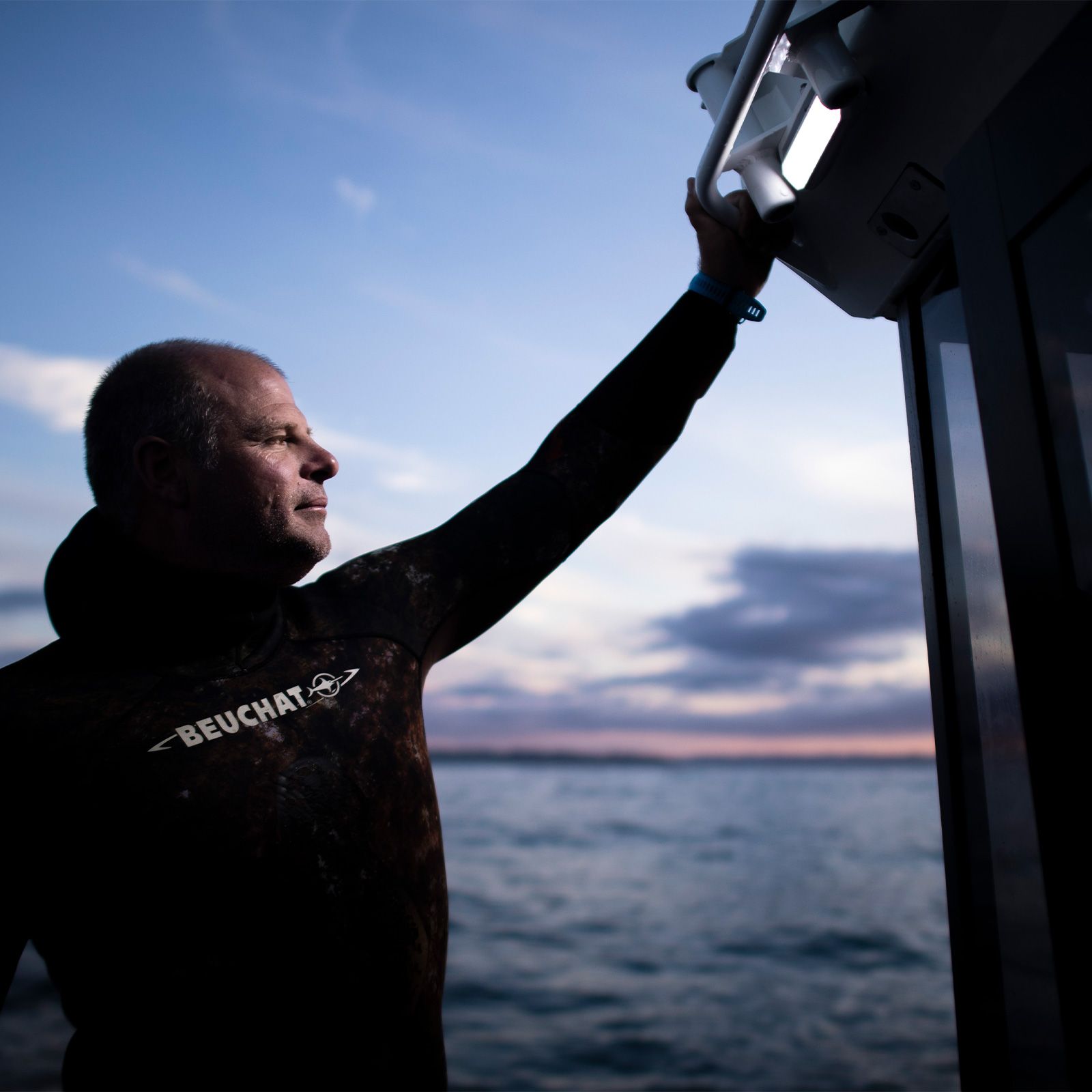 Narva LED Deck lamp body shining white light on diver